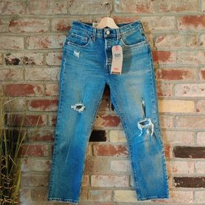 NWT Levi's Cropped Jeans